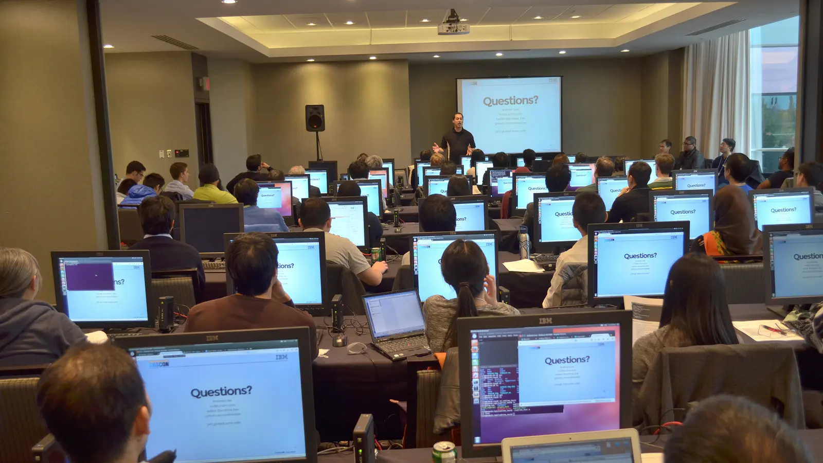 Partecipanti a un laboratorio di formazione informatica davanti ai computer