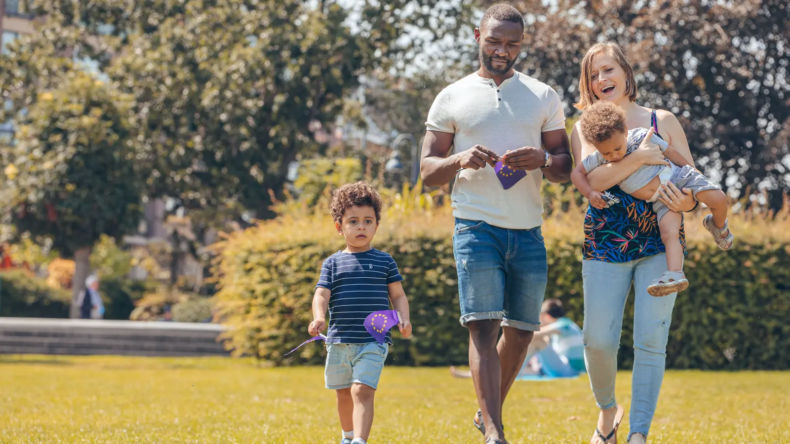 Famiglia europea in un parco, immagine rappresentativa della mobilità familiare e lavorativa nell’Unione europea