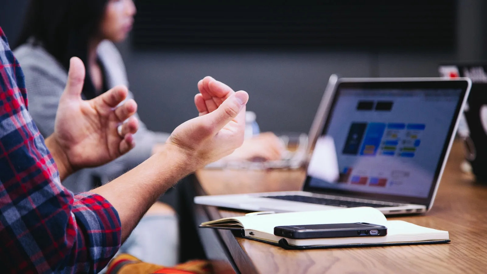 Riunione di lavoro con computer portatili e documenti su un tavolo