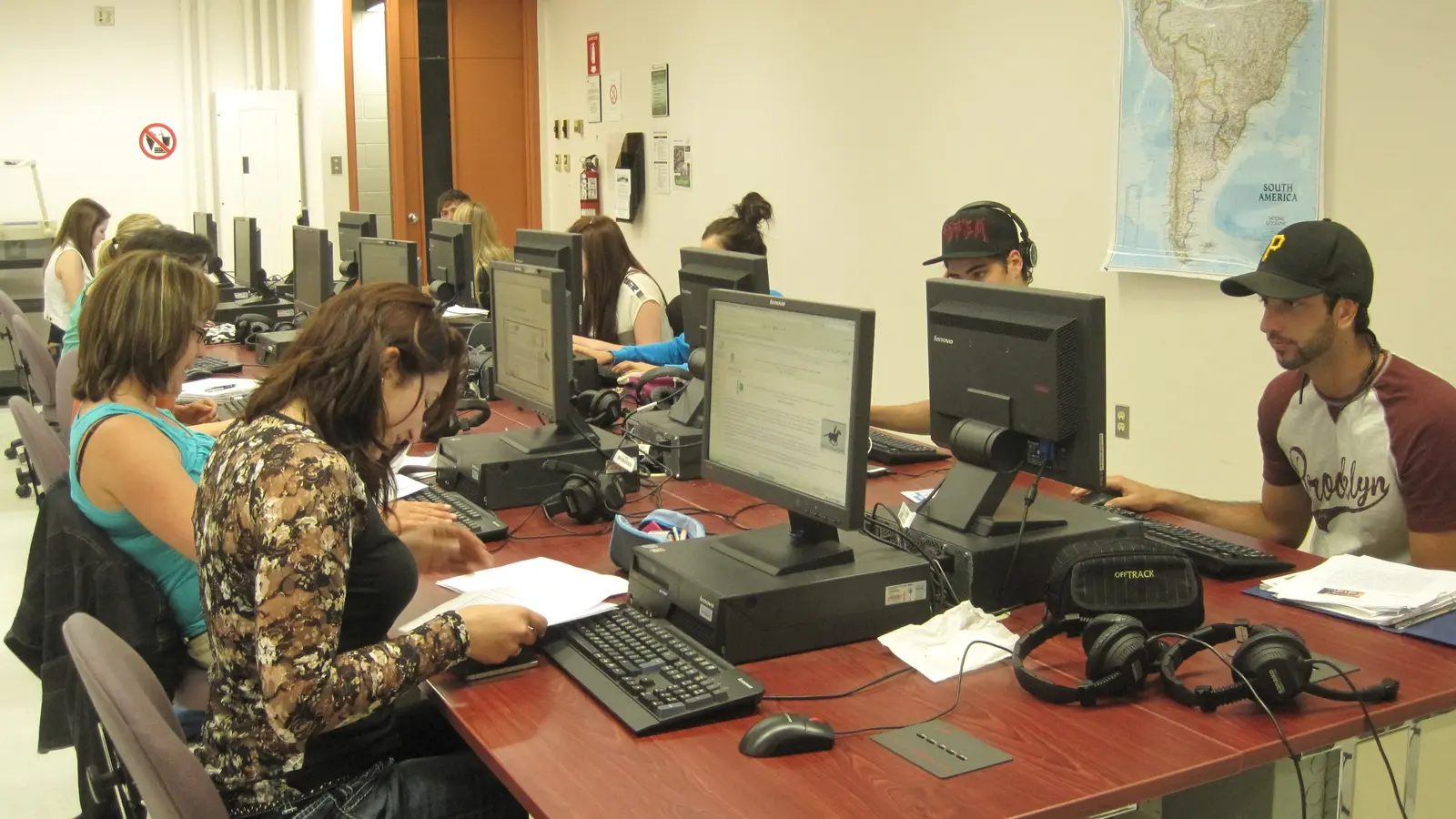 Partecipanti a un laboratorio informatico durante un'attività di formazione digitale