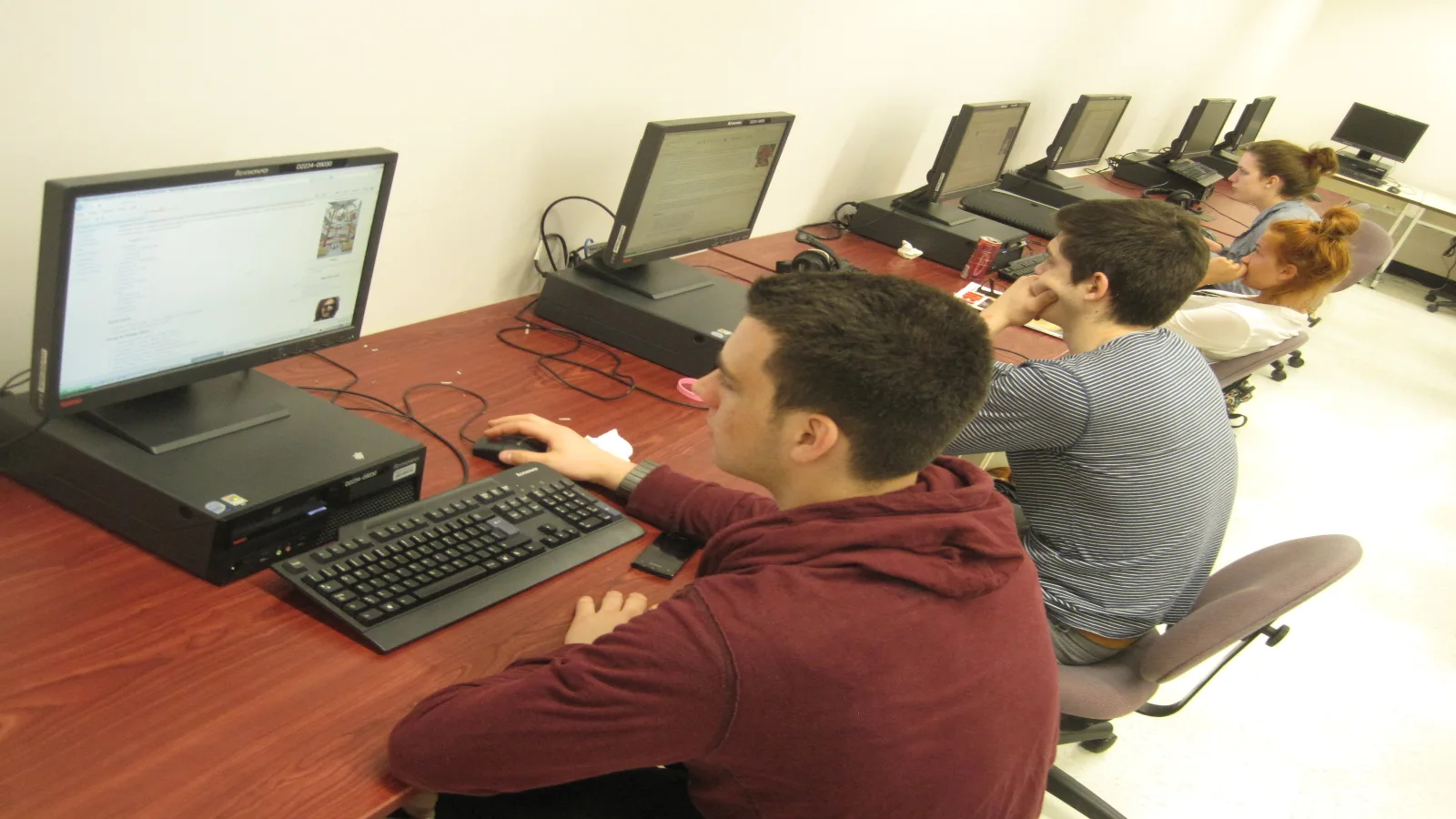 Studenti lavorano a computer in un laboratorio informatico durante una sessione formativa