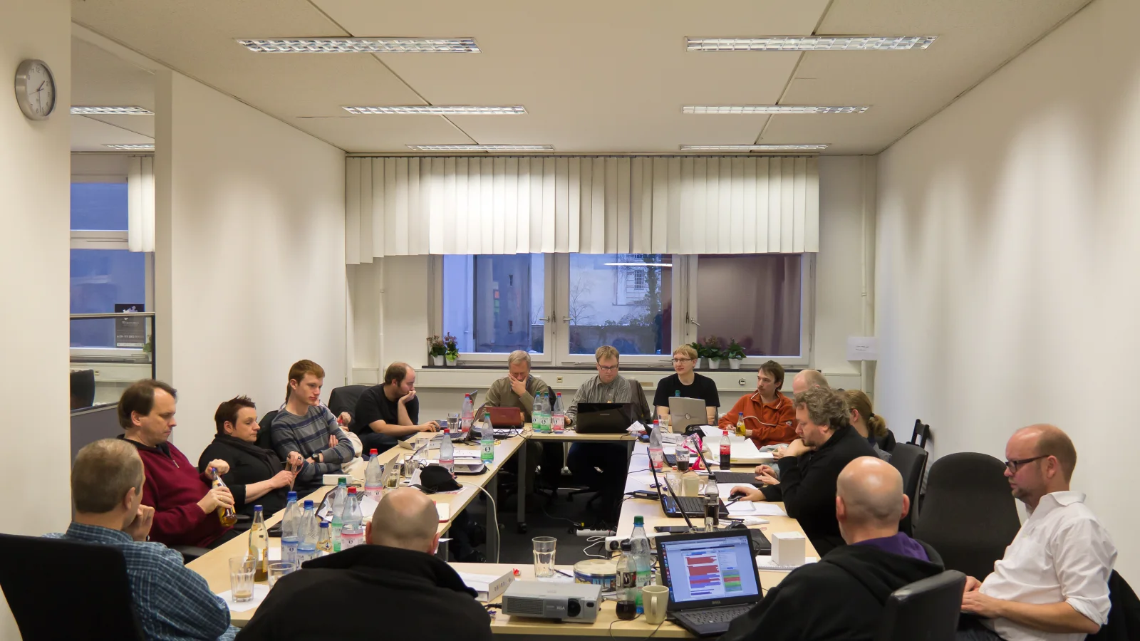 Lavoratori riuniti attorno a un tavolo durante un workshop di formazione