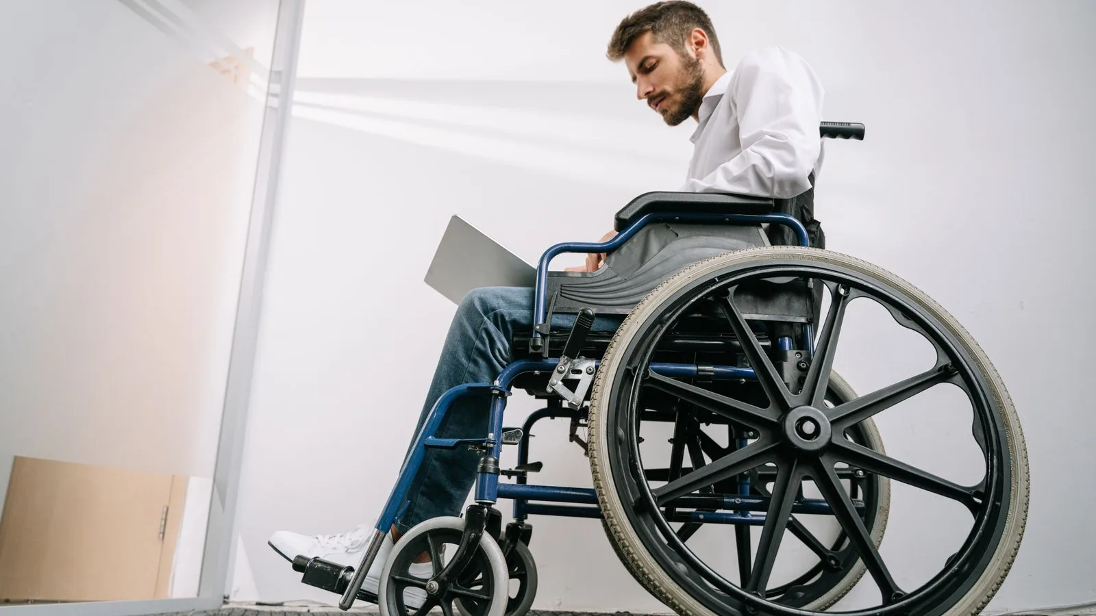 Persona in sedia a rotelle durante un incontro di lavoro in ufficio
