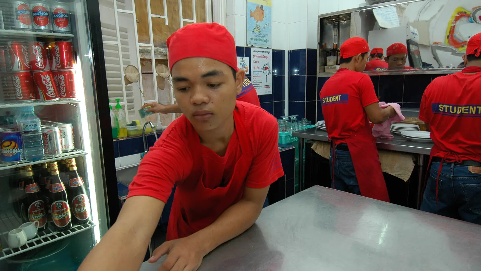 Giovani impegnati in un laboratorio di formazione professionale