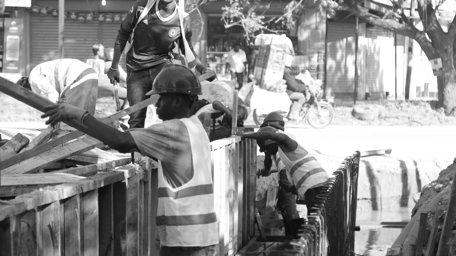 Operai con caschi di protezione durante un'attivita' di cantiere