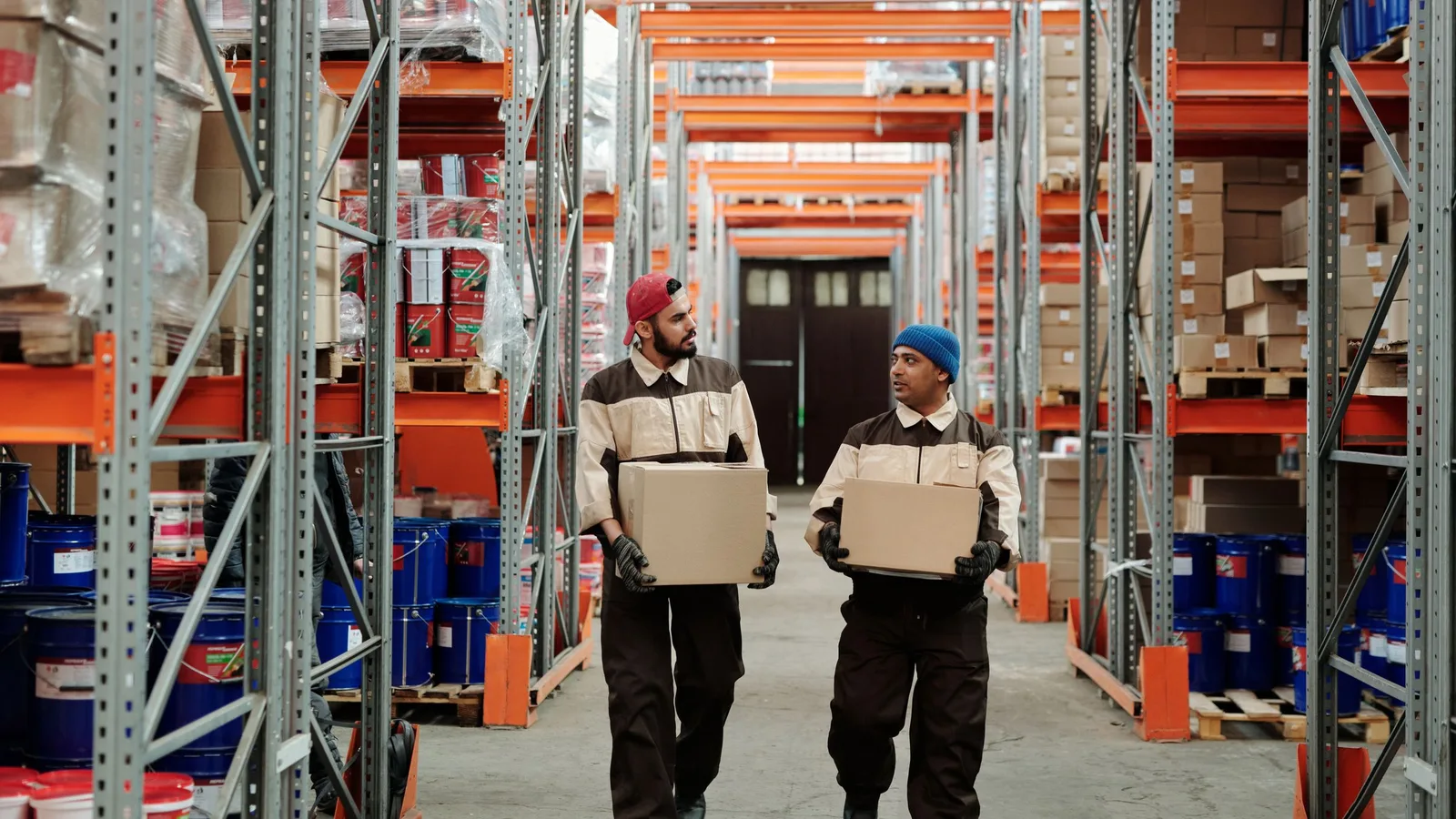 Due lavoratori trasportano scatole in un magazzino logistico