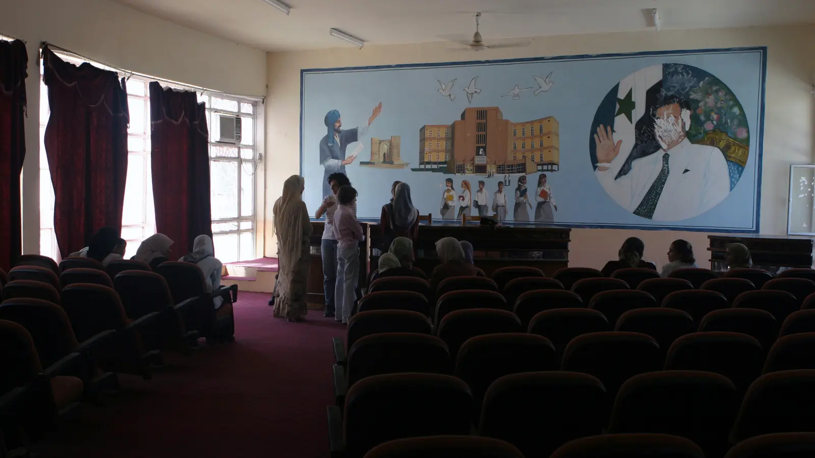 Donne riunite durante un incontro di lavoro, immagine d'archivio sul lavoro e sulle pari opportunità