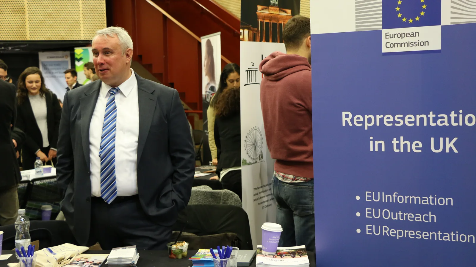 Visitatori e recruiter in un evento dedicato all’incontro tra candidati e aziende