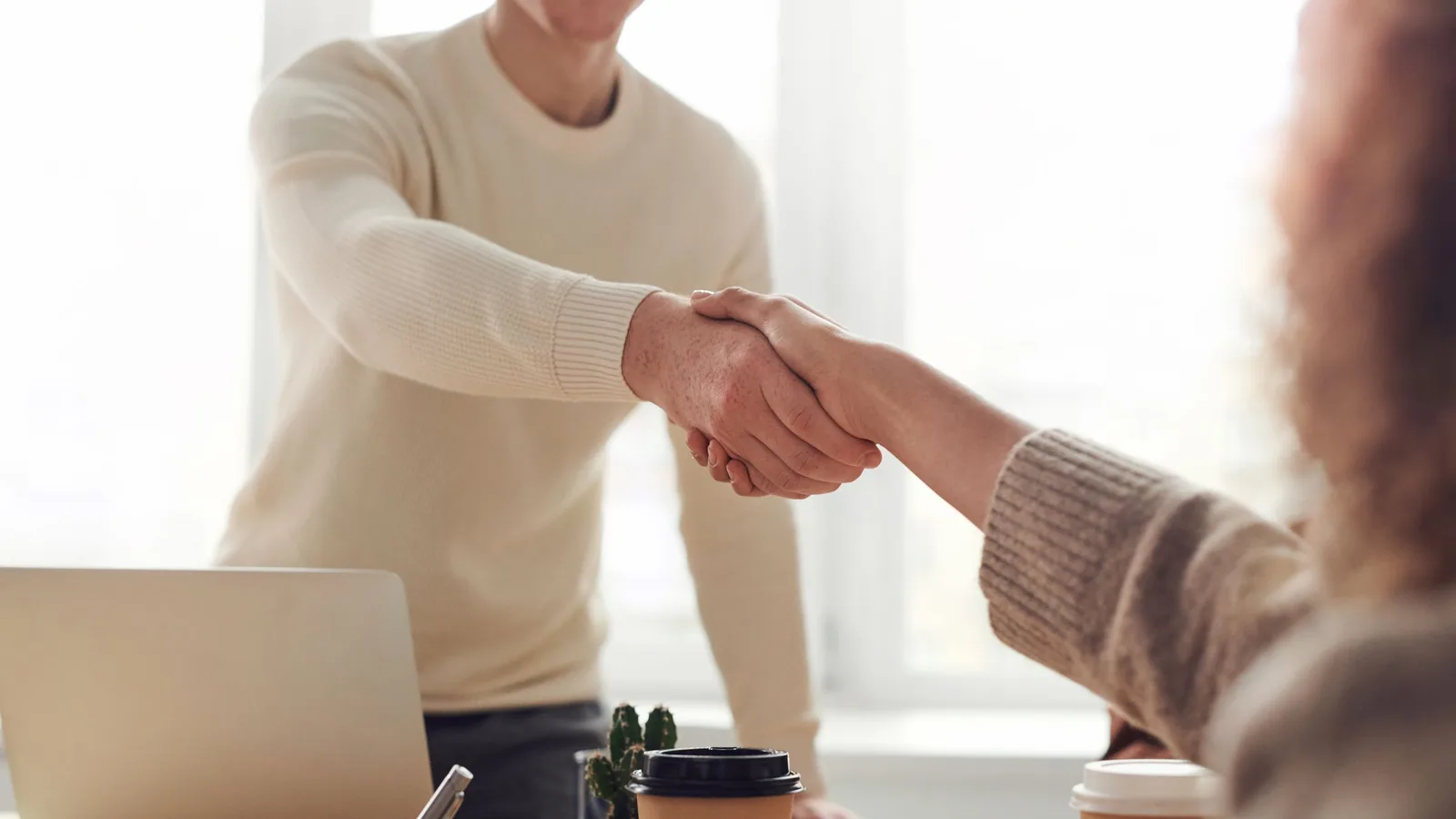 Stretta di mano durante un colloquio di lavoro in ufficio