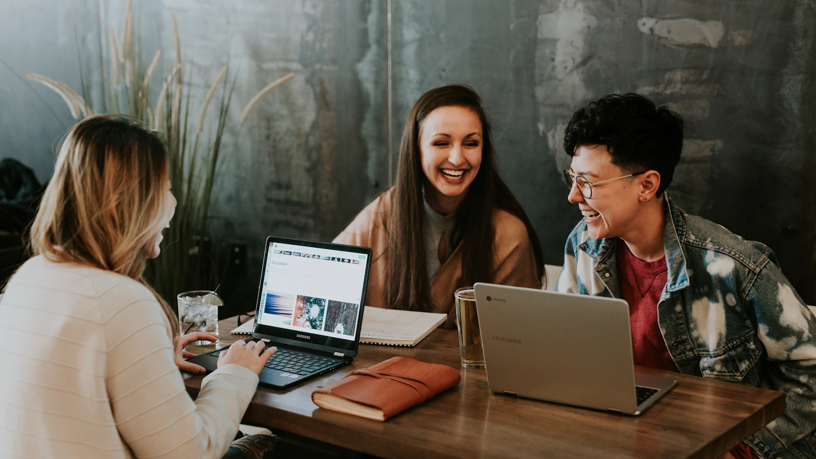 Persone riunite intorno a un computer durante una sessione di formazione professionale