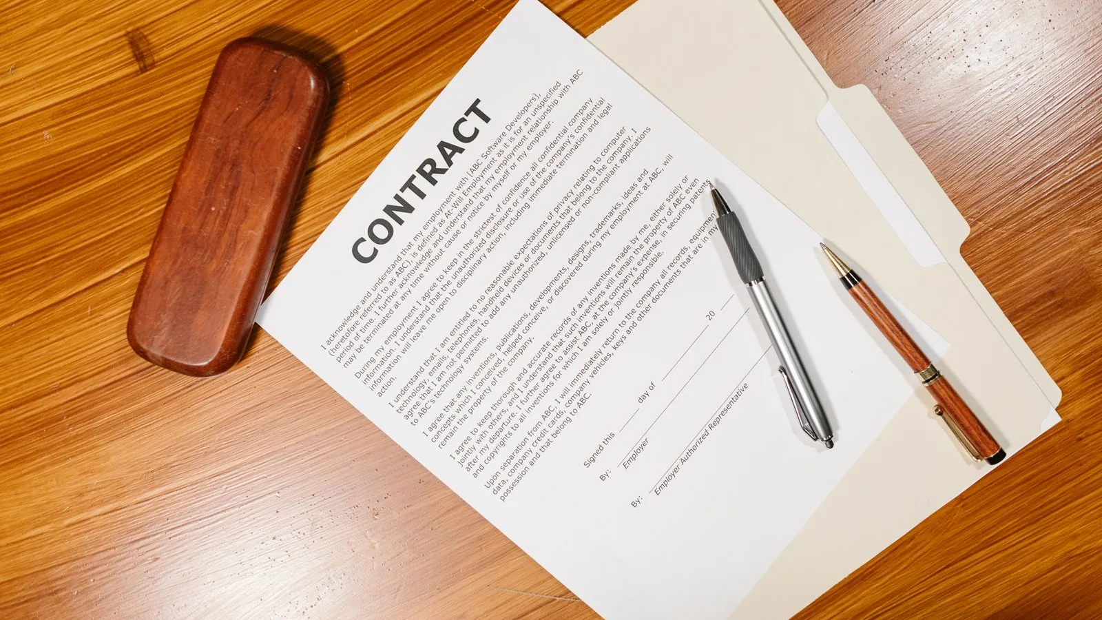 Contratto di lavoro e penne su una scrivania durante una procedura di firma