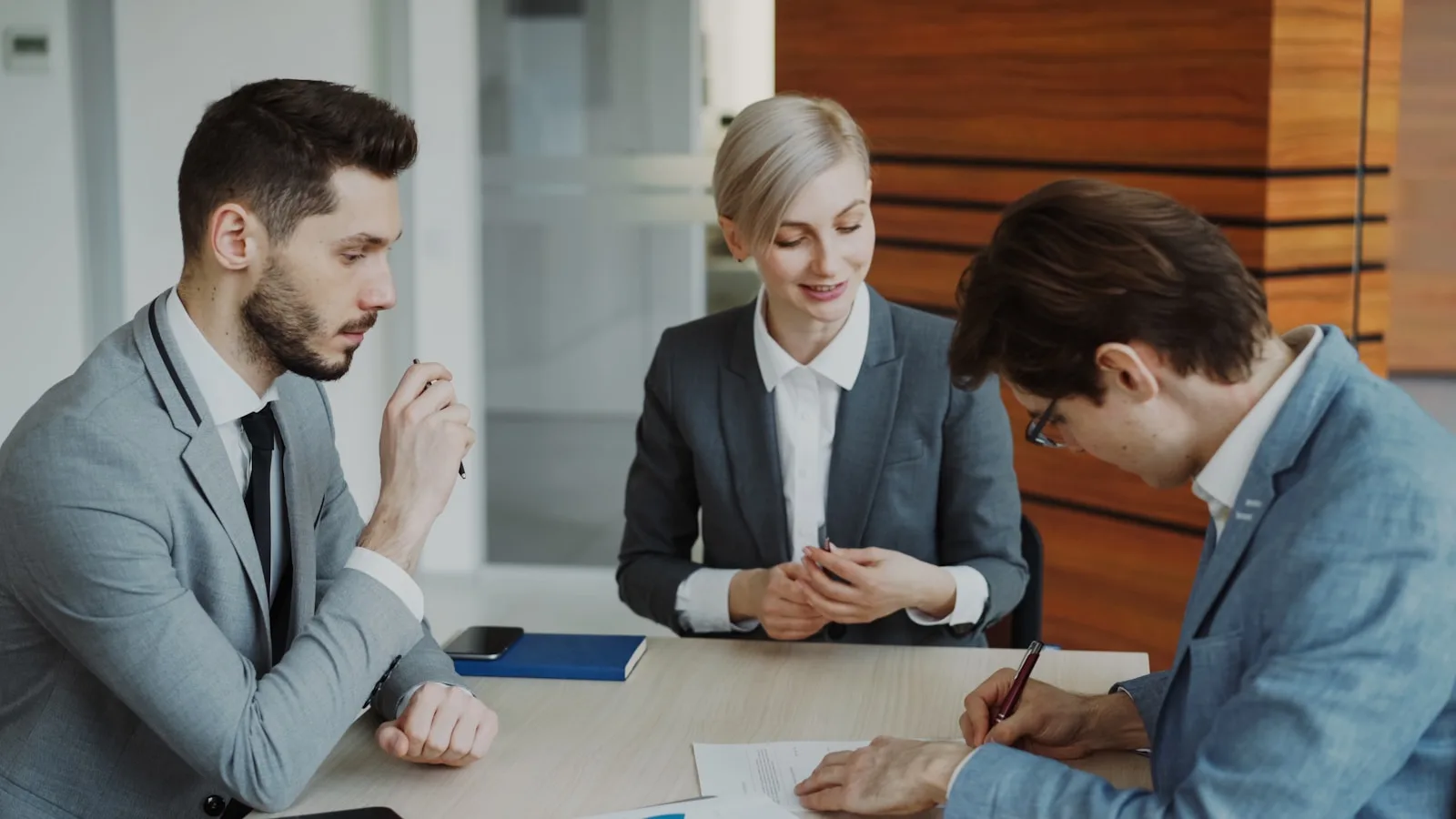 Persone in ufficio durante la firma di un contratto di lavoro